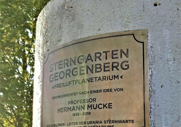     Sterngarten Georgenberg, Gedenktafel für den Gründer Hermann Mucke / Sterngarten Georgenberg